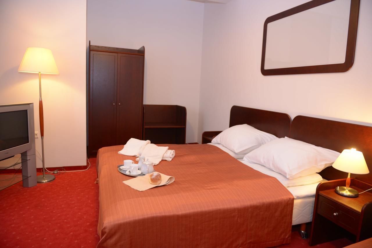 Hotel Pod Debami Terespol Exterior foto